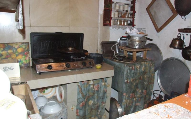 بالصور: مرضى وخريج حشرهم الفقر بمنزل 36م