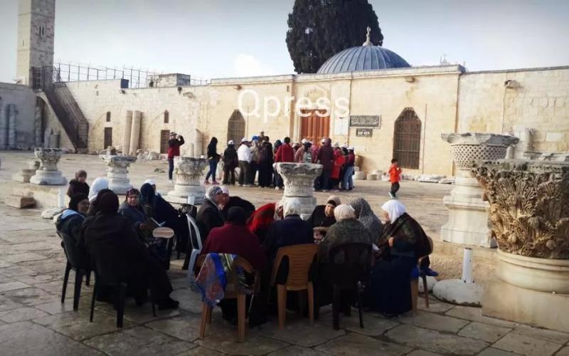 صور: مصاطب العلم في الأقصى هذا الصباح