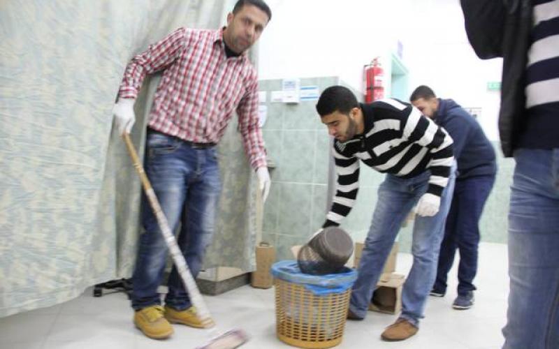صور: صحفيو رفح يتطوعون لتنظيف مستشفى "النجار"