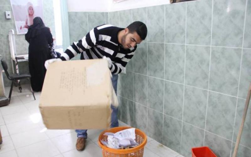 صور: صحفيو رفح يتطوعون لتنظيف مستشفى "النجار"
