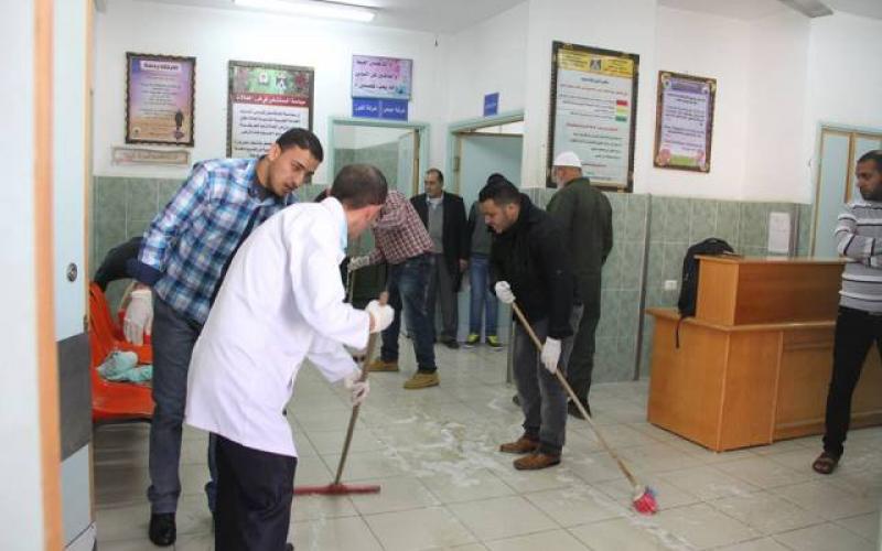 صور: صحفيو رفح يتطوعون لتنظيف مستشفى "النجار"