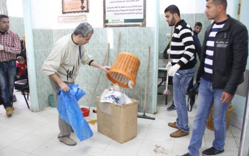 صور: صحفيو رفح يتطوعون لتنظيف مستشفى "النجار"