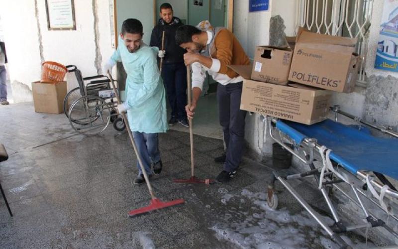 صور: صحفيو رفح يتطوعون لتنظيف مستشفى "النجار"