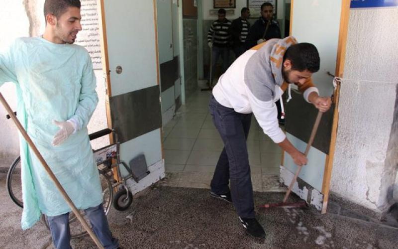 صور: صحفيو رفح يتطوعون لتنظيف مستشفى "النجار"
