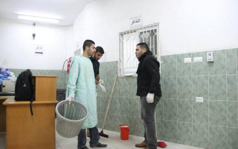 صور: صحفيو رفح يتطوعون لتنظيف مستشفى "النجار"