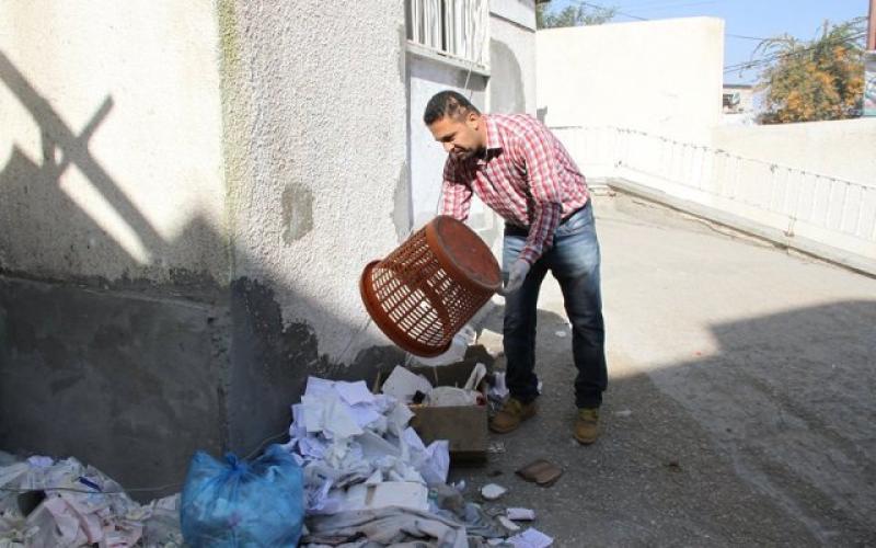 صور: صحفيو رفح يتطوعون لتنظيف مستشفى "النجار"