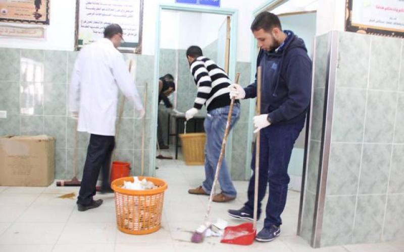 صور: صحفيو رفح يتطوعون لتنظيف مستشفى "النجار"