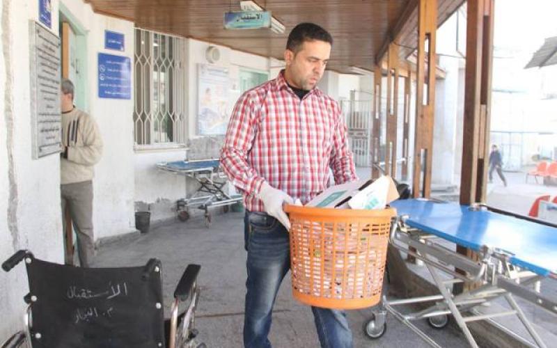 صور: صحفيو رفح يتطوعون لتنظيف مستشفى "النجار"