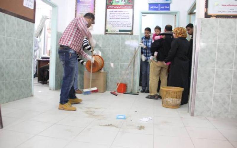 صور: صحفيو رفح يتطوعون لتنظيف مستشفى "النجار"