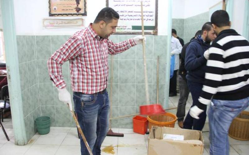 صور: صحفيو رفح يتطوعون لتنظيف مستشفى "النجار"