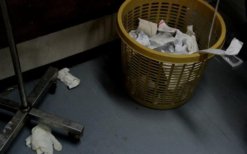 صور: تفاقم كارثة توقف عمال النظافة بالمستشفيات