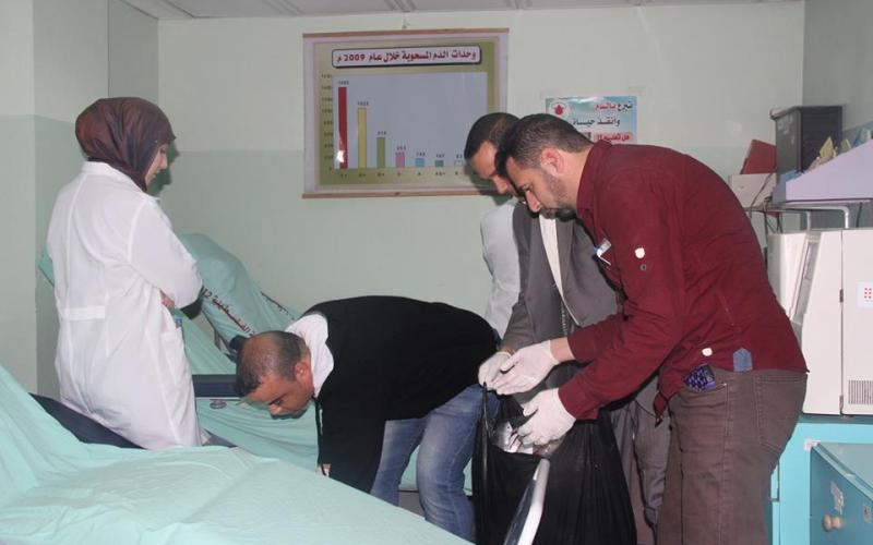 بالصور: صحفيو خانيونس ينظفون مستشفى ناصر