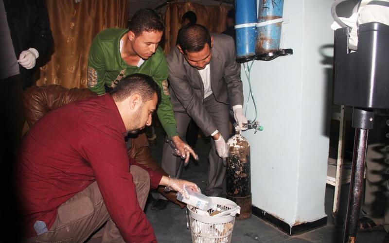 بالصور: صحفيو خانيونس ينظفون مستشفى ناصر
