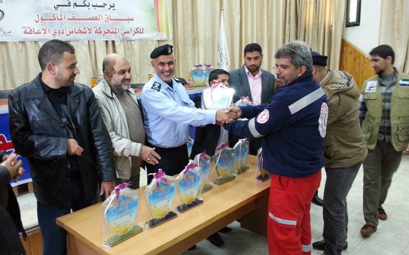 صور: "سواعد" ينظم سباق كراسي متحركة
