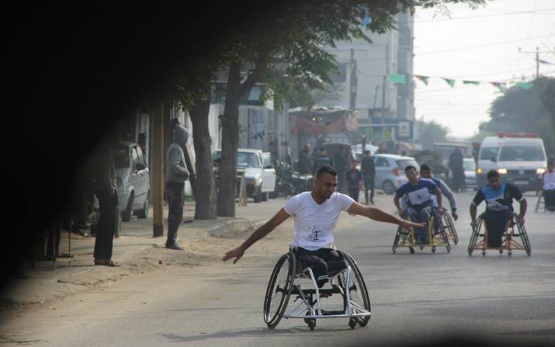 صور: "سواعد" ينظم سباق كراسي متحركة