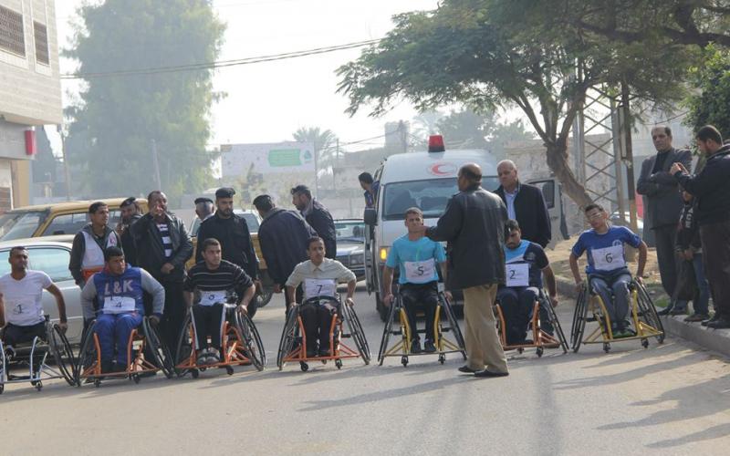 صور: "سواعد" ينظم سباق كراسي متحركة