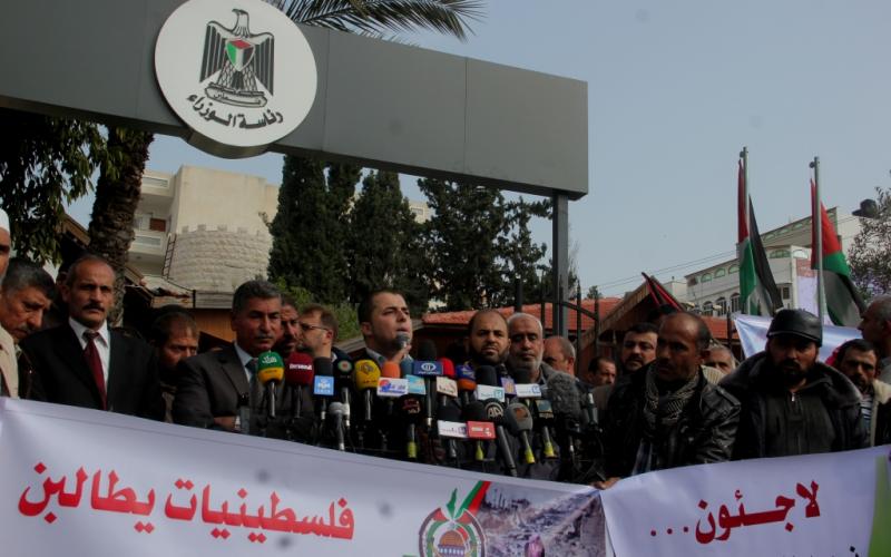 صور: المدمرة منازلهم يحتجون أمام مجلس الوزراء بغزة