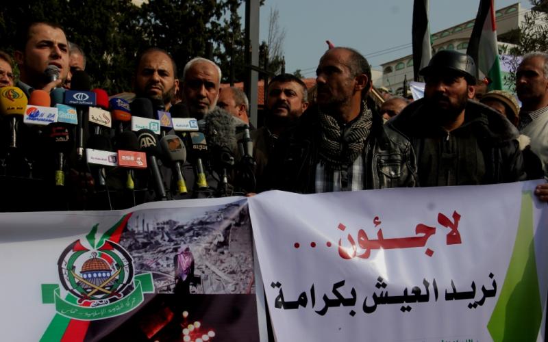 صور: المدمرة منازلهم يحتجون أمام مجلس الوزراء بغزة