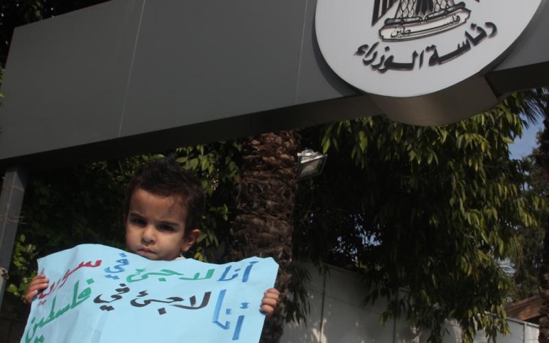 صور: المدمرة منازلهم يحتجون أمام مجلس الوزراء بغزة