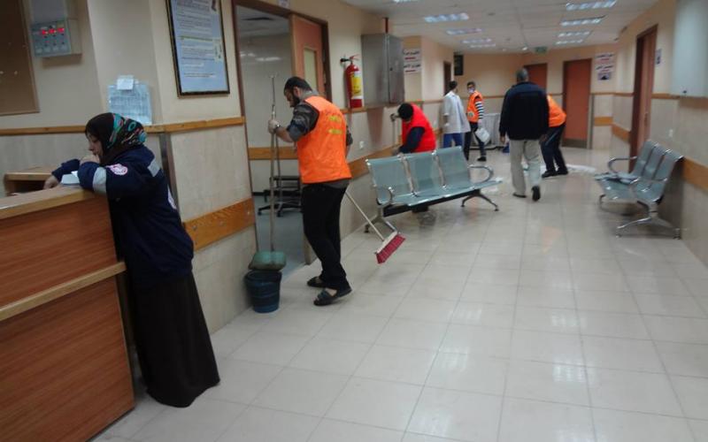 صور: حملة تطوعية لتنظيم مستشفى الأقصى