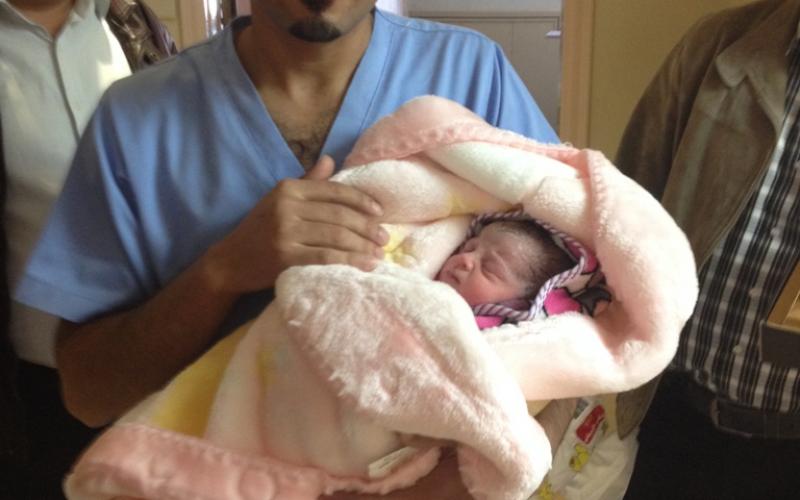 بالصور: الأسير "حمارشة" يرزق بطفلة من نطفة مهربة