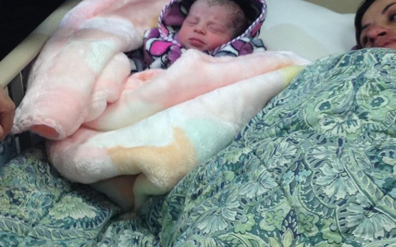 بالصور: الأسير "حمارشة" يرزق بطفلة من نطفة مهربة