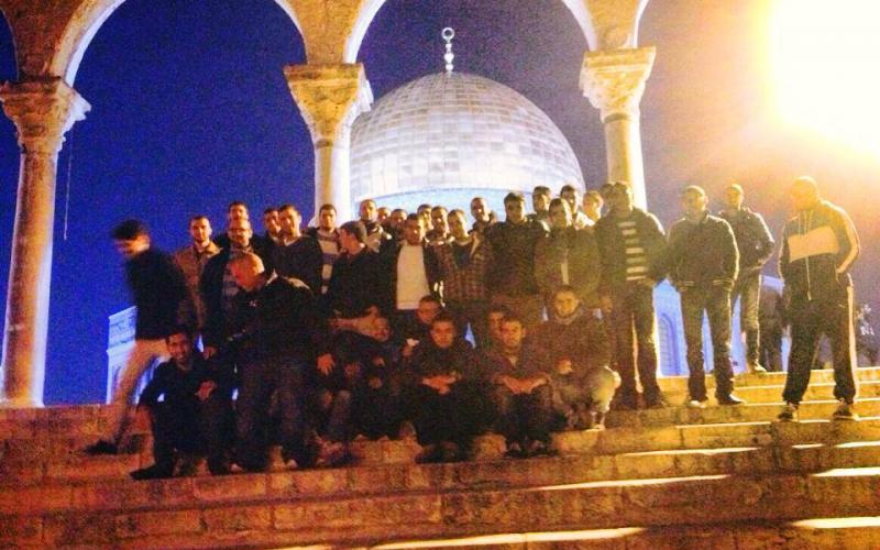 صور: مجموعة طلاب فلسطينيين يصلون الفجر بالأقصى