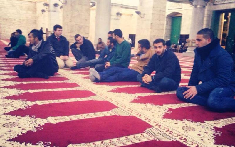 صور: مجموعة طلاب فلسطينيين يصلون الفجر بالأقصى