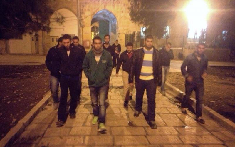 صور: مجموعة طلاب فلسطينيين يصلون الفجر بالأقصى