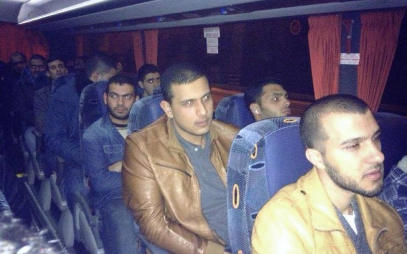 صور: مجموعة طلاب فلسطينيين يصلون الفجر بالأقصى