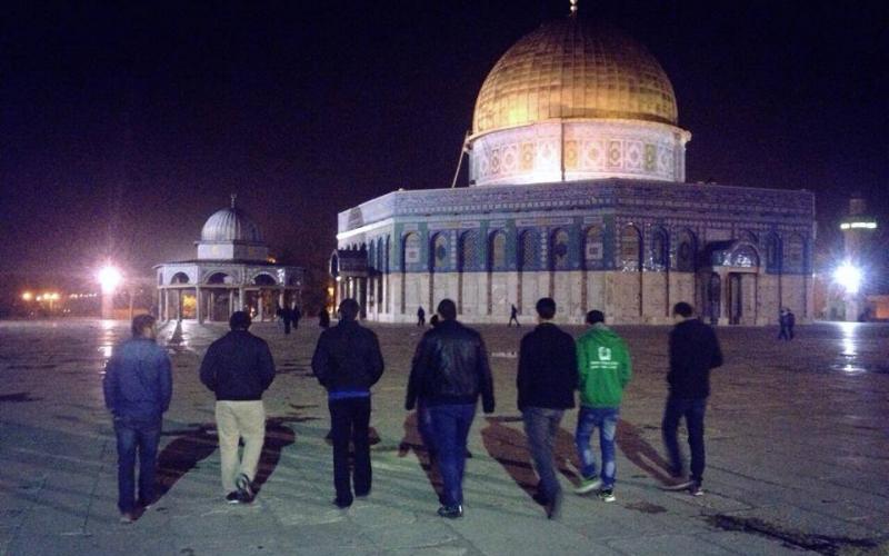 صور: مجموعة طلاب فلسطينيين يصلون الفجر بالأقصى