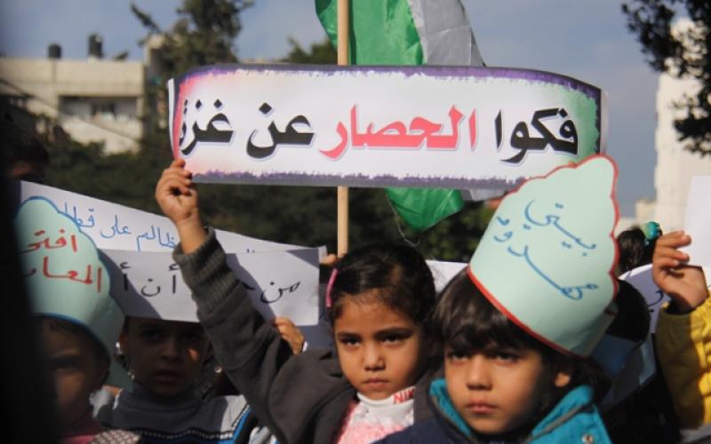 بالصور: أطفال غزة يطالبون بفك الحصار وإعادة الإعمار
