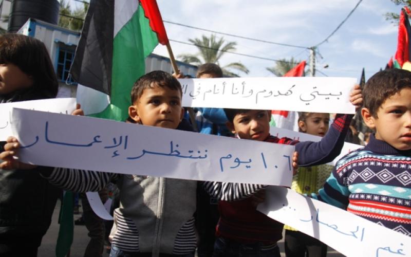 بالصور: أطفال غزة يطالبون بفك الحصار وإعادة الإعمار