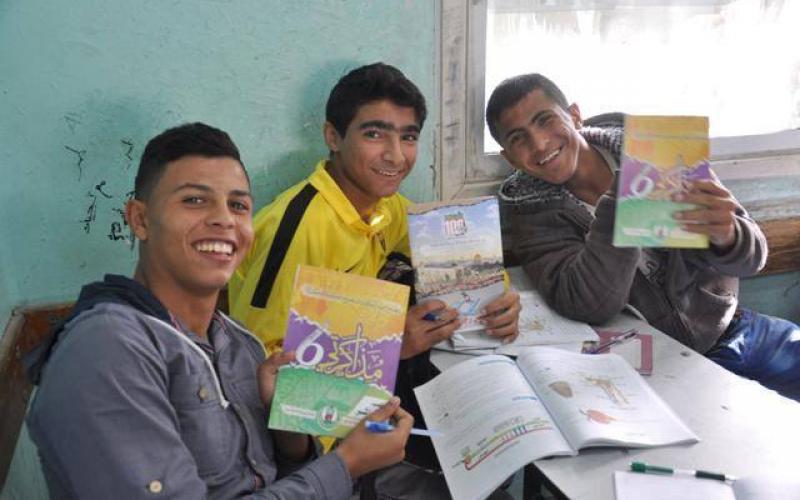 بالصور: الكتلة برفح توزع 5500 ملزمة "مذكراتي"