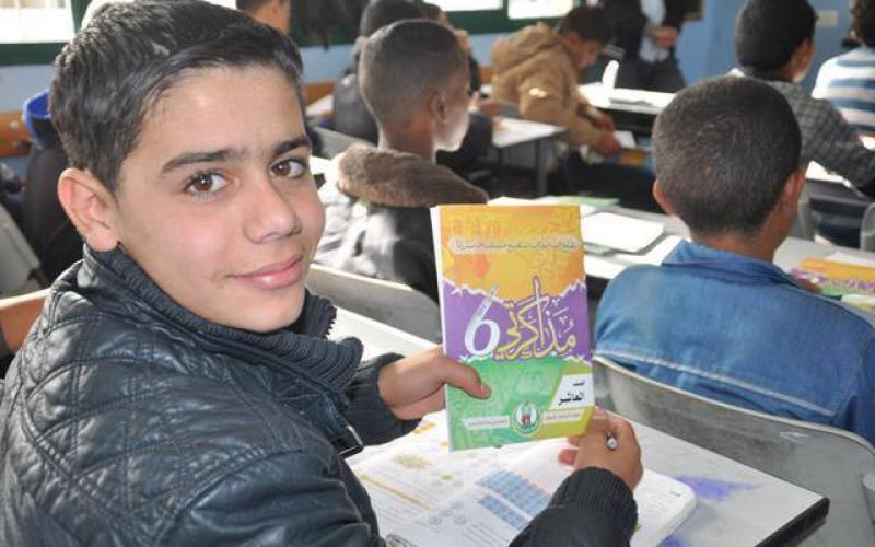 بالصور: الكتلة برفح توزع 5500 ملزمة "مذكراتي"