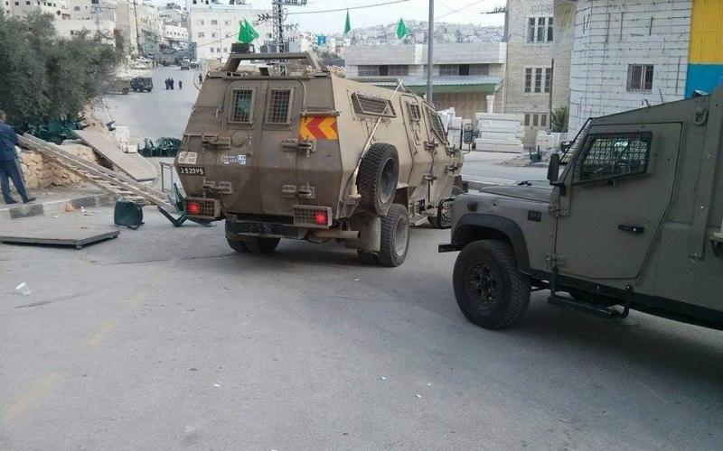 بالصور: الاحتلال يهاجم منصة إنطلاقة حماس بالخليل