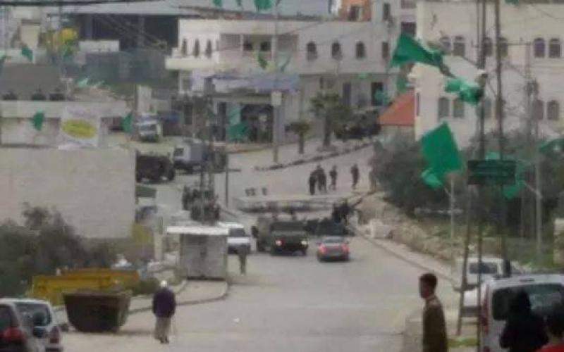 بالصور: الاحتلال يهاجم منصة إنطلاقة حماس بالخليل