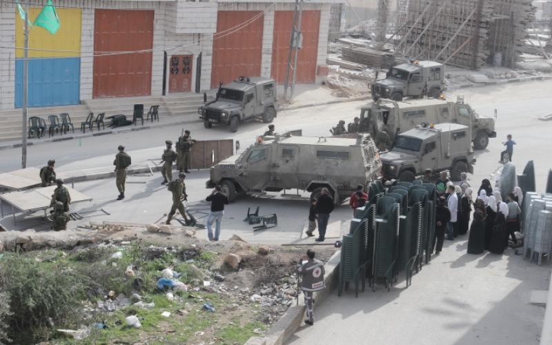 صور: مواجهات بالخليل عقب مصادرة منصة انطلاقة حماس