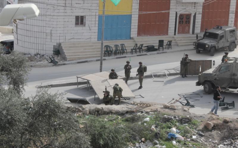 صور: مواجهات بالخليل عقب مصادرة منصة انطلاقة حماس