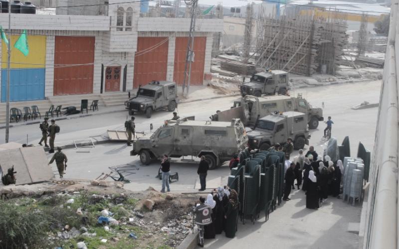 صور: مواجهات بالخليل عقب مصادرة منصة انطلاقة حماس