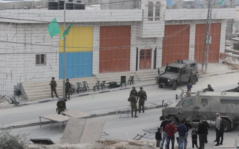 صور: مواجهات بالخليل عقب مصادرة منصة انطلاقة حماس