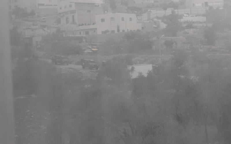صور: مواجهات بالخليل عقب مصادرة منصة انطلاقة حماس