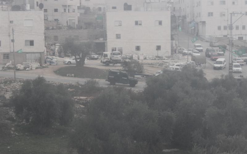 صور: مواجهات بالخليل عقب مصادرة منصة انطلاقة حماس