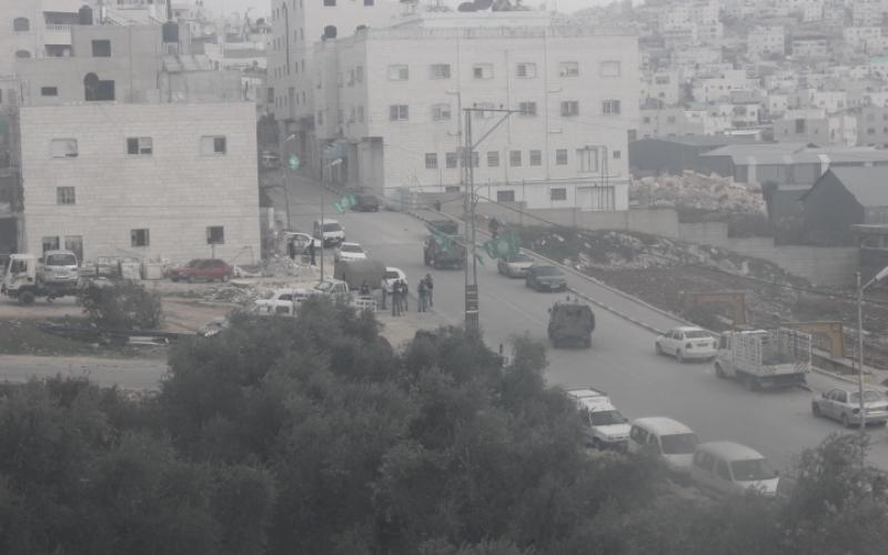 صور: مواجهات بالخليل عقب مصادرة منصة انطلاقة حماس