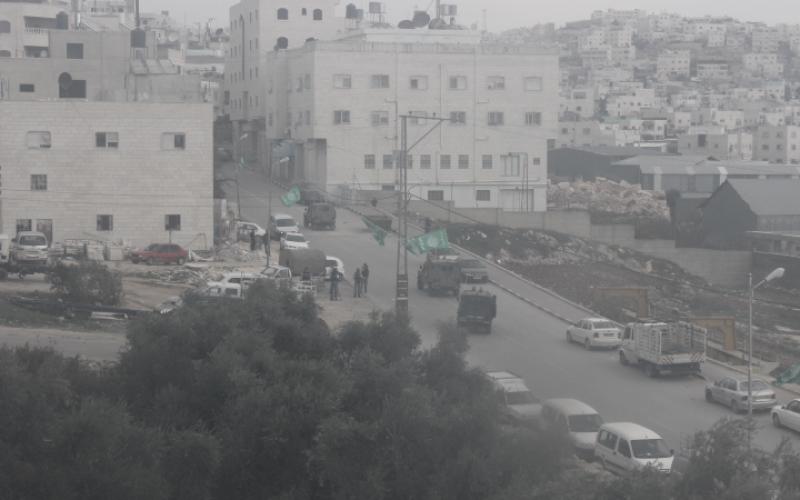صور: مواجهات بالخليل عقب مصادرة منصة انطلاقة حماس
