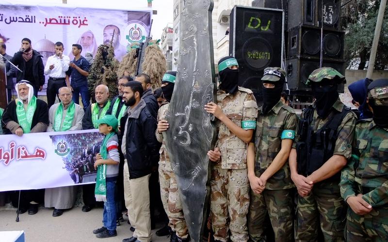 صور:عرض عسكري بمسيرة حماس بالوسطى