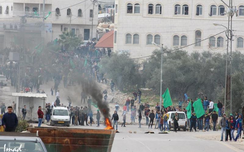 صور: مواجهات بالخليل عقب مصادرة منصة انطلاقة حماس