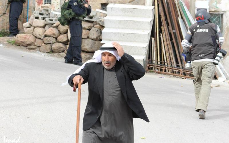 صور: مواجهات بالخليل عقب مصادرة منصة انطلاقة حماس