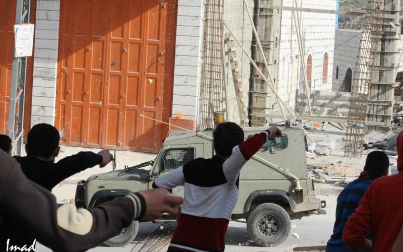 صور: مواجهات بالخليل عقب مصادرة منصة انطلاقة حماس