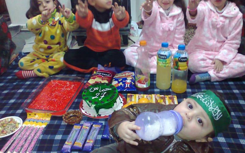 صور: حلويات بالخليل احتفالًا بانطلاقة حماس